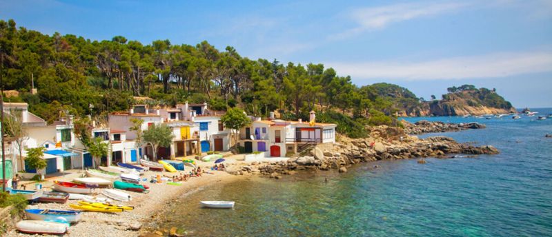 La Cala s'Alguer is a tiny beach located in the surroundings of Palamós on the Costa Brava.